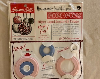 Vintage Susan Bates Pom-Pon Maker Kit Makes 5 Different Sizes of Pom-Pon's Pom Poms with Plastic Interlocking Rings Original Packaging