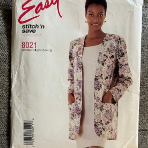 以下が含まれることがあります： 花柄のジャケットの裁縫パターン封筒。パターンは「Easy stitch 'n save」で、McCall's製。パターン番号は8021。サイズは10-12-14-16です。