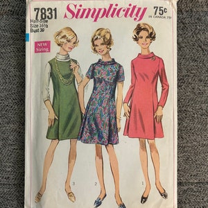 Pode incluir: Padrão de costura vintage Simplicity número 7831 para um vestido de tamanho médio. O padrão inclui três estilos de vestidos diferentes: um vestido verde com gola branca, um vestido estampado floral com gola branca e um vestido rosa com gola branca. O padrão é para o tamanho 16 1/2 com um tamanho de busto de 39 polegadas.