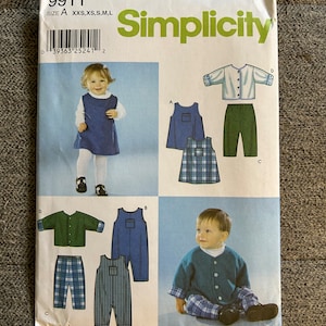 以下が含まれることがあります： Simplicityの裁縫パターン番号9911は、XXS、XS、S、M、Lのサイズに対応しています。このパターンには、チェック柄のジャンパースカート、青いデニムのジャンパースカート、緑色のカーディガン、青いデニムのシャツなど、さまざまなベビー服を作るための説明書と図面が含まれています。