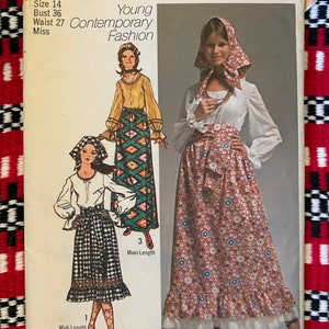 Puede incluir: Patrón de costura Simplicity número 1912 para un diseño de moda joven y contemporáneo. El patrón incluye dos faldas maxi y una falda midi. Las faldas se muestran en una variedad de patrones, incluyendo florales, geométricos y a cuadros.