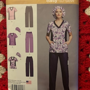 Puede incluir: Patrón de costura Simplicity 1020 AA, fácil de coser, para las tallas US 10-18, Talla Euro 36-44, Taille Fr 38-46. El patrón incluye instrucciones para hacer una blusa y pantalones de trabajo con estampado floral y una cofia a juego.