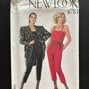 Könnte beinhalten: Vintage-Schnittmuster für einen Jumpsuit und eine Jacke. Das Schnittmuster ist von New Look und trägt die Nummer 6783. Das Schnittmuster zeigt zwei Frauen, die die Kleidungsstücke tragen. Die Frau links trägt eine schwarze Jacke mit einem weiß-schwarzen Muster und eine schwarze Hose. Die Frau rechts trägt einen roten Jumpsuit mit einer Schleife an der Taille.