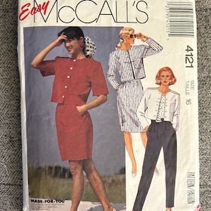 以下が含まれることがあります： 女性の服装のための裁縫パターン。パターンには、クロップドジャケット、スカート、パンツが含まれています。パターンはマッコールズ製で、サイズは16です。パターンは「イージーマッコールズ」と呼ばれ、パターン番号は4121です。