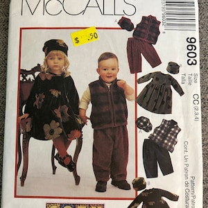 Può includere: Un cartamodello per abbigliamento per bambini. Il cartamodello è per un vestito, un gilet e pantaloni. Il cartamodello è di McCall's ed è per le taglie 2, 3 e 4. Il cartamodello si chiama "Cozy Togs".