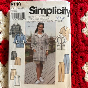 Puede incluir: Patrón de costura Simplicity número 8140 para las tallas 12, 14 y 16. El patrón incluye instrucciones para hacer una chaqueta, pantalones cortos y pantalones. El patrón está impreso en un fondo blanco con un diseño a cuadros en blanco y negro.