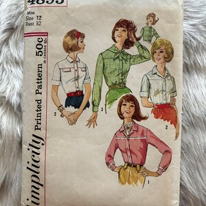 Könnte beinhalten: Simplicity Printed Pattern 50C Schnittmuster für eine Bluse. Das Schnittmuster zeigt vier verschiedene Modelle, die die Bluse in verschiedenen Farben und Stilen tragen. Die Schnittmuster-Nummer ist 4895 und die Größe ist 12 mit einem Brustumfang von 81 cm.