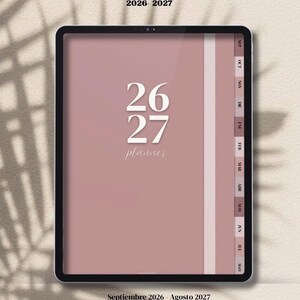 Puede incluir: Una agenda digital en la pantalla de una tableta con fondo rosa empolvado. La portada muestra el texto 26 27 planner. Una barra lateral vertical a la derecha enumera los meses de SEP a AGO. El texto DIGITAL PLANNER 2026-2027 aparece sobre la tableta.