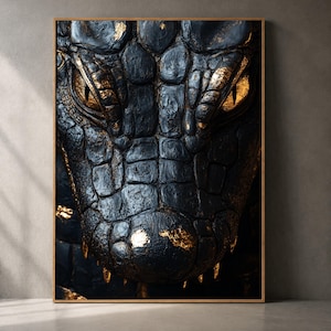Könnte beinhalten: Ein rechteckiger Wandkunstdruck mit einer Nahaufnahme einer Krokodilkopf-Vorderansicht. Die Haut ist strukturiert und mattschwarz, mit metallischen Blattgoldakzenten, die die Schuppen und die intensiven, leuchtend gelben Augen betonen.