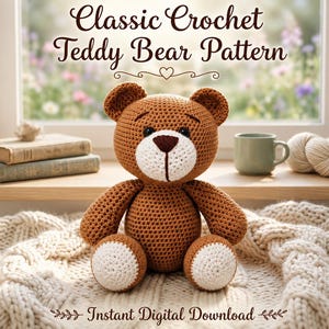 Può includere: Un orsacchiotto all'uncinetto marrone e bianco con naso marrone scuro e occhi neri. Il testo sopra recita Classic Crochet Teddy Bear Pattern e quello sotto Instant Digital Download. L'orso è seduto su una spessa coperta lavorata a maglia color crema.
