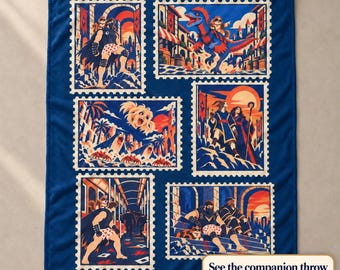Può includere: Una coperta blu scuro con sei illustrazioni rettangolari in stile francobollo che raffigurano vari personaggi fantasy, tra cui una persona con mantello, un dinosauro e una testa fluttuante, con il testo See the companion throw.