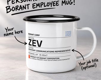 Può includere: Una tazza in smalto bianco con bordo e manico neri, con il testo stampato BORANT CORP, EMPLOYEE ZEV, POSITION ASSISTANT COMMUNICATIONS REPRESENTATIVE, PERSONNEL REF BC-00427 e PROPERTY OF BORANT CORPORATION.