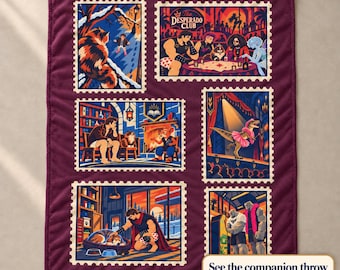 Può includere: Una coperta color bordeaux scuro con sei illustrazioni rettangolari in stile francobollo che raffigurano varie scene con personaggi, tra cui un dinosauro in tutù e una scena di un club con la scritta The Desperado Club.