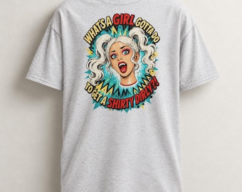 Può includere: Una t-shirt grigio chiaro a maniche corte con una grafica pop art colorata di un personaggio biondo con codini e zanne. Il testo recita: WHAT'S A GIRL GOTTA DO TO GET A SHIRTY DIRLY? Il design è posto su uno sfondo a stella color ottanio e giallo.