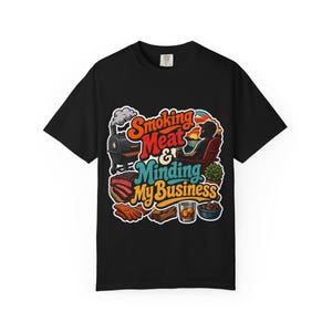 Defumando Carne e Cuidando da Minha Vida | Camiseta de Chef de Churrasco | Presente para Churrasco Lento e Defumado | Camiseta de Algodão Macio