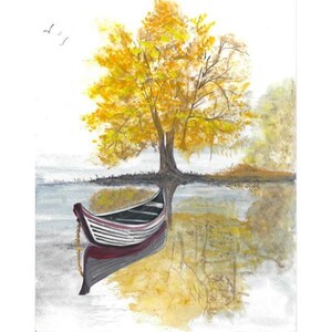 Op de afbeelding: Een aquarelschilderij met een kleine donkere boot die op kalm water drijft bij een grote boom met felgele herfstbladeren. De scène bevat een reflectie van de boom en de boot in het water, met twee kleine vogels die in de lucht vliegen.
