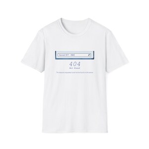 Könnte beinhalten: Ein weißes Kurzarm-T-Shirt mit einer Grafik einer Computersuchleiste mit dem Text Xennial 1977 - 1983, gefolgt von dem Text 404 Not Found und dem Satz The resource requested could not be found on this server.