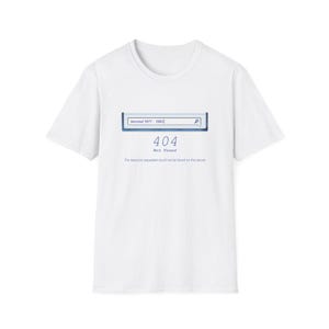 Può includere: Una t-shirt bianca a maniche corte con la grafica di una barra di ricerca con il testo Xennial 1977-1983, seguito dal testo 404 Not Found e dalla frase The resource requested could not be found on this server.