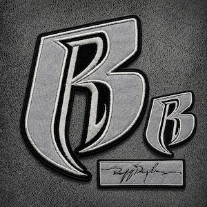 Op de afbeelding: Twee geborduurde patches met een gestileerde letter B in zilver en zwart, met een grotere versie aan de linkerkant en een kleinere aan de rechterkant. Daaronder bevindt zich een rechthoekige patch met een zilveren achtergrond en zwarte cursieve tekst.