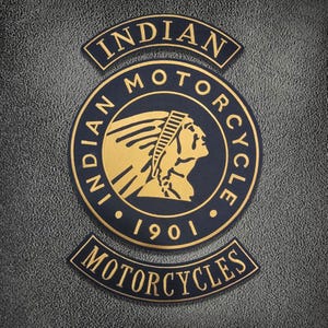 Könnte beinhalten: Ein Set aus drei bestickten Aufnähern mit dem Indian Motorcycle Logo. Der mittlere runde Aufnäher zeigt ein goldenes Profil einer Person mit Kopfschmuck und dem Text Indian Motorcycle 1901. Zwei geschwungene Aufnäher tragen die Wörter Indian und Motorcycles.