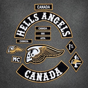 Puede incluir: Un conjunto de parches bordados en blanco y negro con el texto HELLS ANGELS, CANADA, MC, AFFA, 666 y 1%. El set incluye un emblema grande de calavera alada, un rocker superior curvo, un rocker inferior curvo y dos parches en forma de diamante.