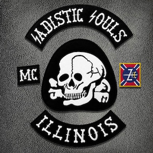 Op de afbeelding: Een set geborduurde patches met een grote centrale schedel met gekruiste beenderen, een bovenste rocker met de tekst SADISTIC SOULS, een onderste rocker met de tekst ILLINOIS, een kleine rechthoekige MC-patch en een vierkante patch met vlagontwerp.