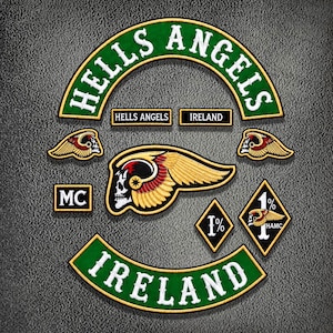 Può includere: Un set di toppe ricamate che include un grande rocker verde arcuato HELLS ANGELS, un rocker verde IRELAND, due piccole toppe con teschi alati, un emblema centrale con teschio alato, una toppa MC e due toppe a forma di diamante 1% con motivi a teschio.