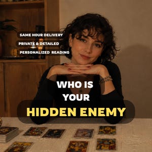 Puede incluir: Una persona con cabello oscuro rizado y una blusa negra de manga larga, situada detrás de una mesa con cartas de tarot. El texto dice: SAME HOUR DELIVERY, PRIVATE & DETAILED, PERSONALIZED READING, WHO IS YOUR HIDDEN ENEMY en letras blancas y amarillas.