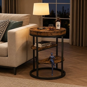 Peut inclure: Une table d'appoint ronde avec une finition en grain de bois foncé et un cadre en métal noir. La table comporte trois niveaux, dont un plateau supérieur, une étagère intermédiaire avec deux livres et une étagère inférieure avec une figurine bleue.