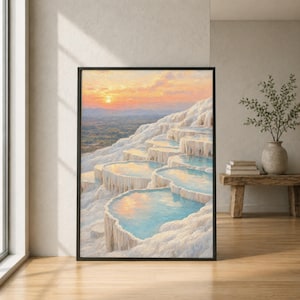 Könnte beinhalten: Ein gerahmter Wandkunstdruck, der eine Landschaft aus weißen Terrassenbecken mit blauem Wasser unter einem Sonnenuntergangshimmel zeigt. Die Szene zeigt kaskadierende Mineralformationen mit weichen orangefarbenen und rosafarbenen Wolken.
