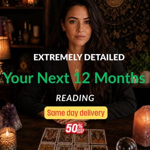Könnte beinhalten: Eine Person im schwarzen Blazer sitzt an einem dunklen Holztisch mit acht Tarotkarten in zwei Reihen. Der Text lautet EXTREMELY DETAILED Your Next 12 Months READING, Same day delivery und 50% OFF. Eine brennende Kerze und ein Kristall sind zu sehen.