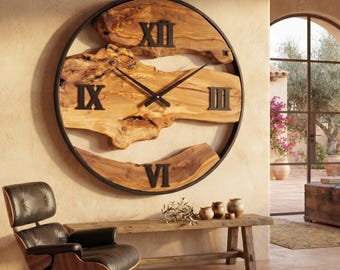 Puede incluir: Un gran reloj de pared circular con una esfera de madera natural de borde vivo, encerrado en un marco de metal negro fino. El reloj muestra números romanos de metal negro en las posiciones de las doce, tres, seis y nueve con manecillas finas.