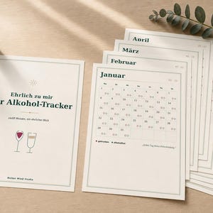 Könnte beinhalten: Ein Set aus cremefarbenen Papierbögen für einen Alkohol-Tracker. Das Deckblatt zeigt den Text 'Ehrlich zu mir Der Alkohol-Tracker' mit Weinglas-Symbolen. Die folgenden Seiten enthalten Monatskalender mit den Bezeichnungen 'Januar' bis 'April'.