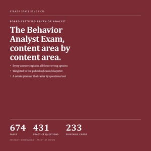 Op de afbeelding: Een kastanjebruine studiegids voor het Board Certified Behavior Analyst examen van Steady State Study Co. De tekst vermeldt 674 pagina's, 431 oefenvragen en 233 printbare kaarten, inclusief een herkansingsplanner en een examenblauwdruk.