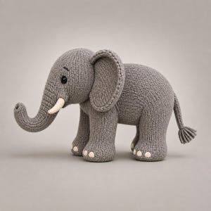 Peut inclure: Un éléphant en tricot gris avec une surface en laine texturée, de grandes oreilles, une trompe courbée et deux petites défenses couleur crème. L'éléphant possède des yeux en perles noires et des détails circulaires crème sur les pieds.