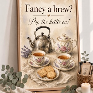 以下が含まれることがあります： Fancy a brew? Pop the kettle on! という文字が書かれた額縁入りのウォールアート。イラストには、金属製のケトル、花柄の磁器製ティーポット、ソーサーに乗った2客のティーカップ、そして2枚の丸いビスケットが載った小さな皿が描かれています。