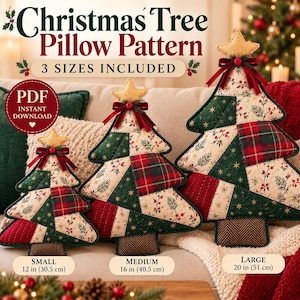 Puede incluir: Tres cojines con forma de árbol de Navidad en tamaños pequeño, mediano y grande, que miden 30,5, 40,5 y 51 cm. Los cojines presentan un diseño de patchwork con telas rojas, verdes y crema, rematados con una estrella dorada y un lazo rojo.