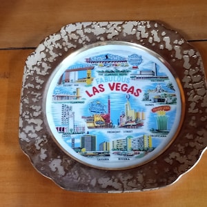 2 Vintage Las Vegas Nevada Souvenir Plates Landmarks Decorative Collector Retro Wall Decor Gift