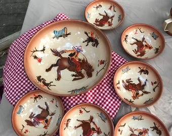 Set di stoviglie vintage Nesco in smalto, stile western cowboy, con decorazione di cavallo imbizzarrito.