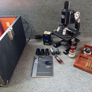 Microscopio Spencer antiguo de 1936 con estuche, objetivos, platina manual y mecánica (anterior a la Segunda Guerra Mundial).