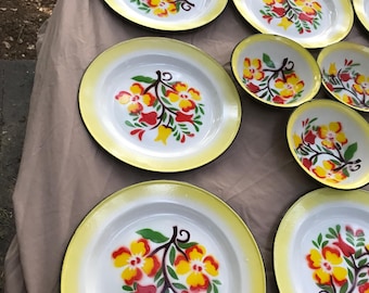 Servizio vintage in smalto con decorazioni floreali, composto da 8 piatti e 3 ciotole.