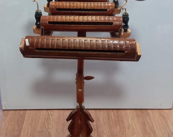 Strumento a percussione tradizionale vietnamita intagliato Danmo, martello e supporto, condizioni eccellenti