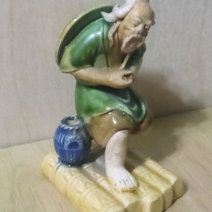 Vintage anni &#39;40 Shiwan Mudman cinese pescatore su zattera