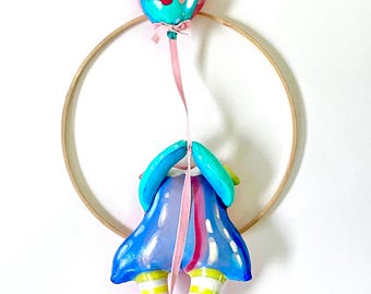 Arte mural surrealista (edición verde azulado): Muñeca de muselina pintada a mano (40 cm)