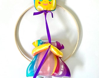 Arte mural surrealista: Muñeca de muselina pintada a mano (16") amarilla