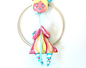 Arte mural surrealista (edición rosa): Muñeca de muselina pintada a mano (40 cm)