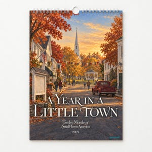 Könnte beinhalten: Ein Wandkalender für 2027 mit dem Titel A Year in a Little Town: Twelve Months of Small-Town America. Das Deckblatt zeigt ein Gemälde einer Straßenszene mit herbstlichen Bäumen, einem roten Pickup, einem Kirchturm und Menschen im Sonnenuntergang.