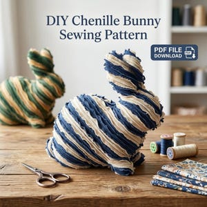 Peut inclure: Un patron de couture DIY pour lapin en chenille, fichier PDF à télécharger, avec deux lapins en tissu faits de bandes superposées bleues, crème et vertes. Inclut des ciseaux, des bobines de fil et des tissus à fleurs sur une table en bois.