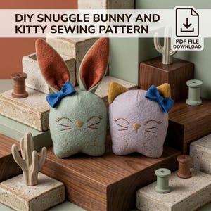 Può includere: Un cartamodello di cucito fai-da-te per un coniglietto e un gattino in download PDF, con un coniglio di peluche verde salvia dalle orecchie color ruggine e un gattino di peluche color lavanda, entrambi decorati con fiocchi blu e ricami.