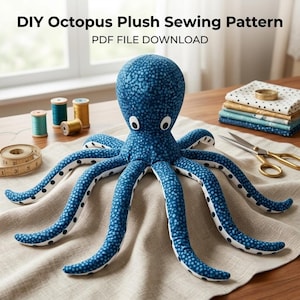 Könnte beinhalten: Ein blaues Oktopus-Stofftier mit weißem Sprenkelmuster und weißer Unterseite, das zwei weiße Augen mit schwarzen Pupillen hat. Der Text DIY Octopus Plush Sewing Pattern PDF FILE DOWNLOAD ist oben im Bild zu sehen.
